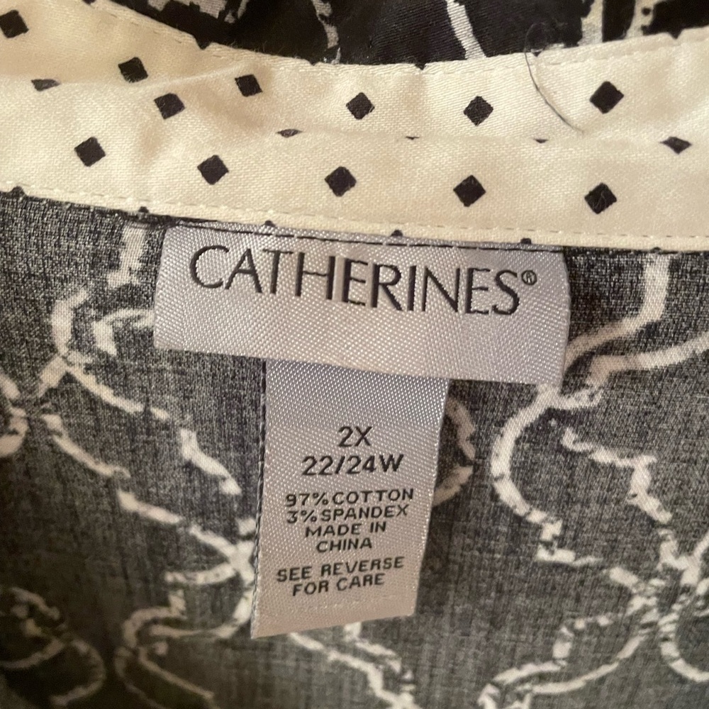 Women’s Catherines Black&White Geometric Button Down Blouse 97% Cotton, Plus 3X - Picture 3 of 9